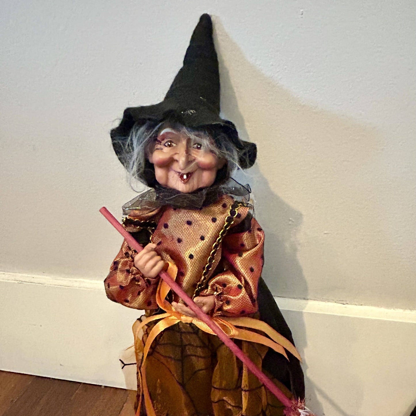 Decorative Kitchen Witch Vexie orange